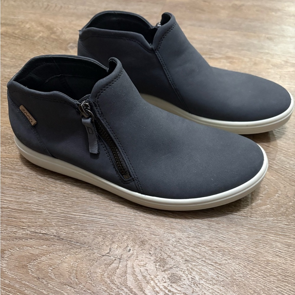 Ecco Women’s casual booties